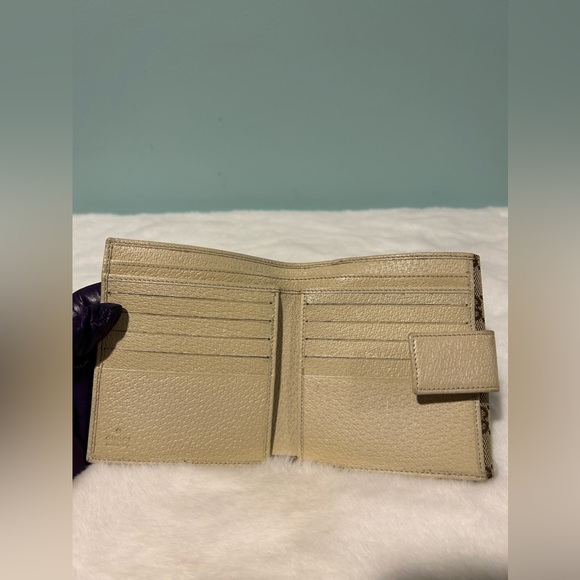 GUCCI Compact Wallet in beige canvas and cream leather. Authentic & pre-owned. - Picture 8 of 11